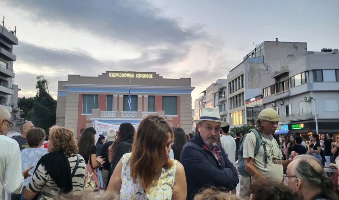 Ηράκλειο: Μήνυμα αλληλεγγύης στον Πάνο Ρούτσι – Πλήθος κόσμου στην πλατεία Ελευθερίας (φωτογραφίες)