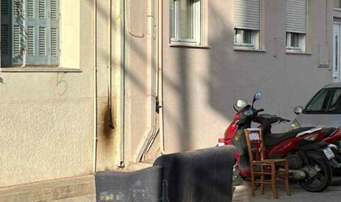 Απίστευτο και όμως… καθόλου ασυνήθιστο για την Κρήτη: Τοποθέτησε καναπέ για να κλείσει θέση στάθμευσης – Δείτε φώτο