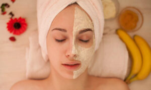 Ο πλαστικός χειρουργός αποκαλύπτει: Η «χρυσή ώρα ύπνου» που ανανεώνει το δέρμα μετά τα 35