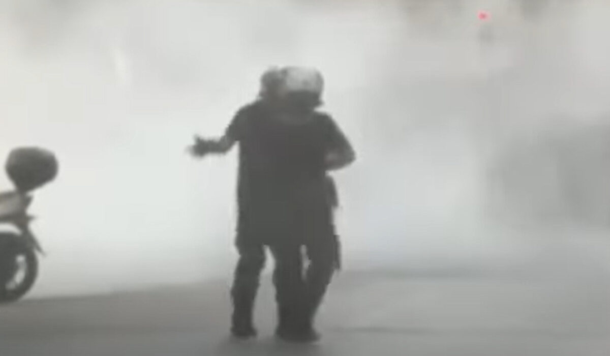ΜΑΤατζής ρίχνει μπουνιά σε ΜΑΤατζή – Βίντεο με το απίστευτο σκηνικό στην πορεία για τον Παύλο Φύσσα