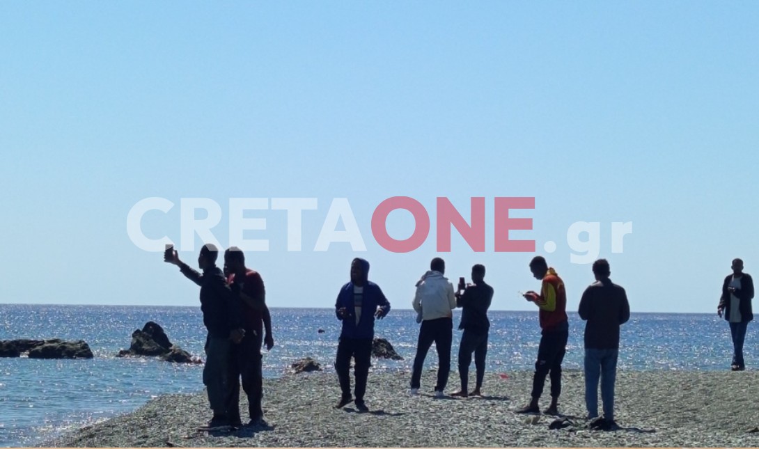 Κρήτη: Η στιγμή της αποβίβασης μεταναστών σε ακτή νότια του Ηρακλείου-Δείτε το βίντεο