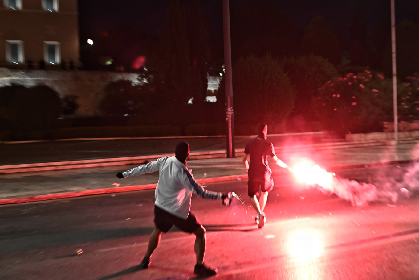 Επεισόδια στο Σύνταγμα μετά τη συγκέντρωση για τα Τέμπη – Έπεσαν μολότοφ
