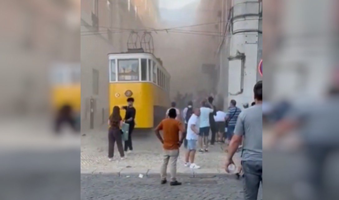 Σοκαριστικό βίντεο – Λισαβόνα: Εκτροχιάστηκε το εμβληματικό τελεφερίκ Γκλόρια – 3 νεκροί και 20 τραυματίες