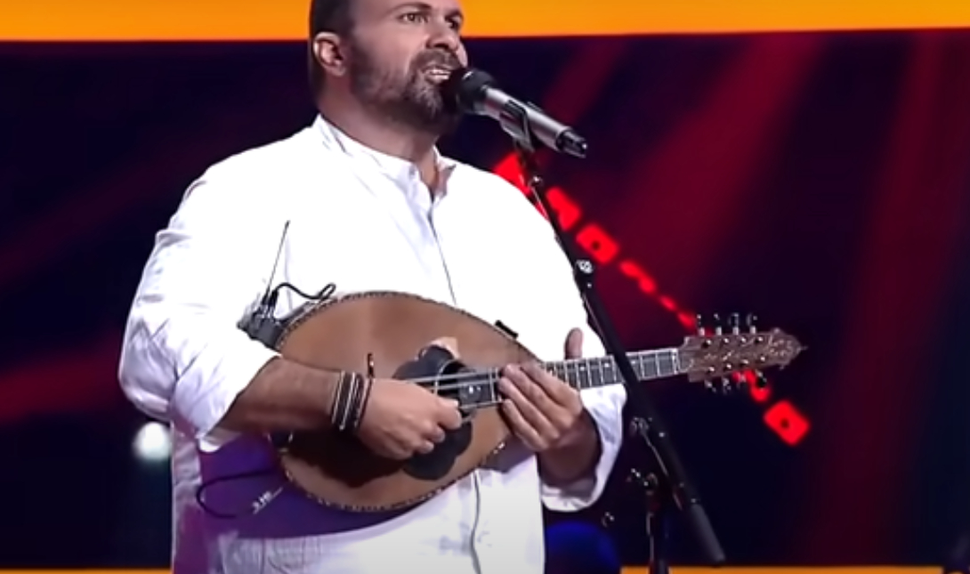 Ο Κρητικός που ξεσήκωσε τους κριτές στο «The Voice»: Έφερε αντικριστό και τους έβαλε να φτιάξουν μαντινάδες (Βίντεο)