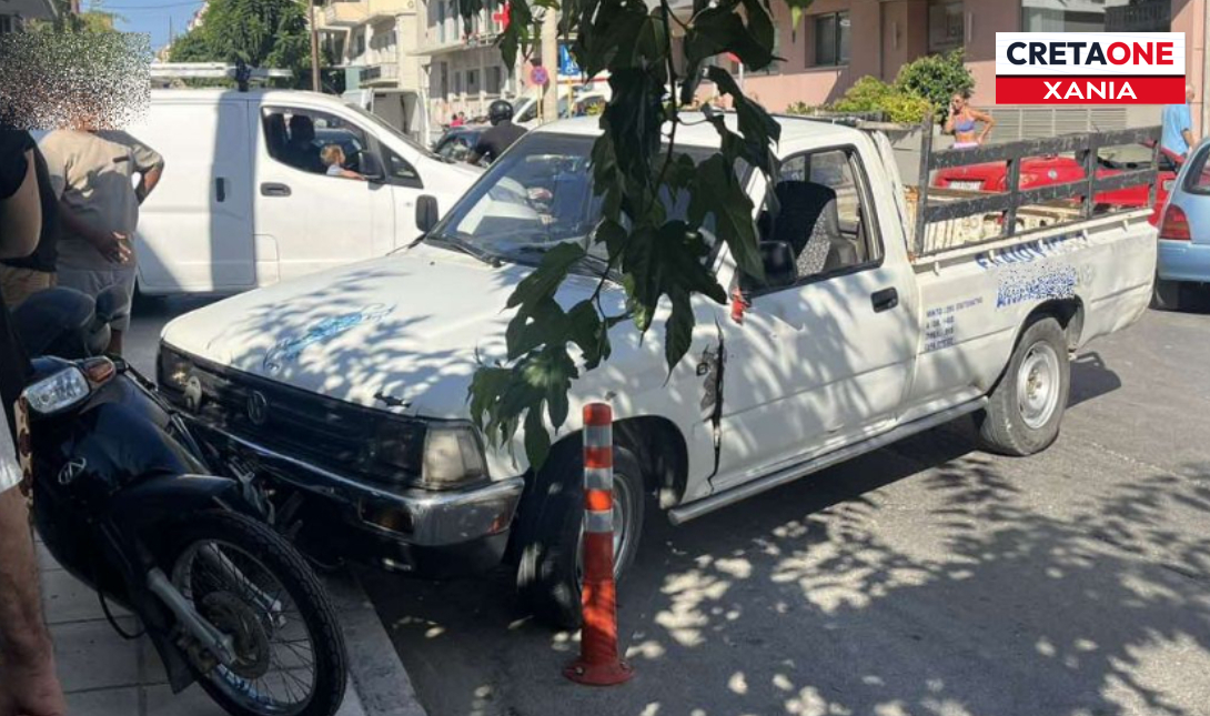 Τροχαίο ατύχημα στο κέντρο των Χανίων: Συγκρούστηκε αγροτικό με κάμπριο – Δείτε φώτο