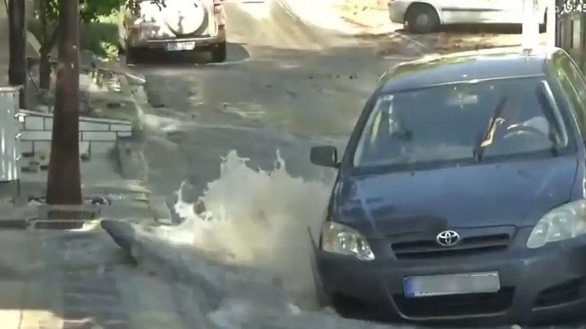 Σοκ! Αυτοκίνητο έπεσε σε τρύπα – Εγκλωβίστηκε ο οδηγός