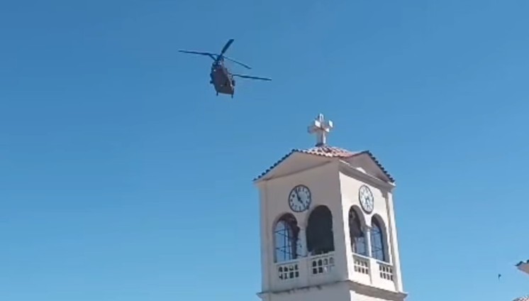 Κρητικοί πιλότοι με Σινούκ πέρασαν πάνω από τις Μοίρες και τράβηξαν τα βλέμματα – Δείτε το βίντεο