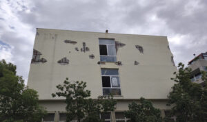 Ηράκλειο: Τρόμος πάνω από τα κεφάλια μαθητών, εργαζομένων και περαστικών – Πέφτουν σοβάδες από το κτήριο του Εργατικού Κέντρου
