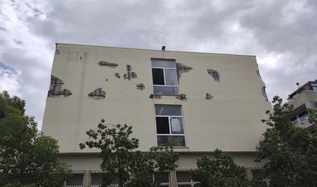 Ηράκλειο: Τρόμος πάνω από τα κεφάλια μαθητών, εργαζομένων και περαστικών – Πέφτουν σοβάδες από το κτήριο του Εργατικού Κέντρου
