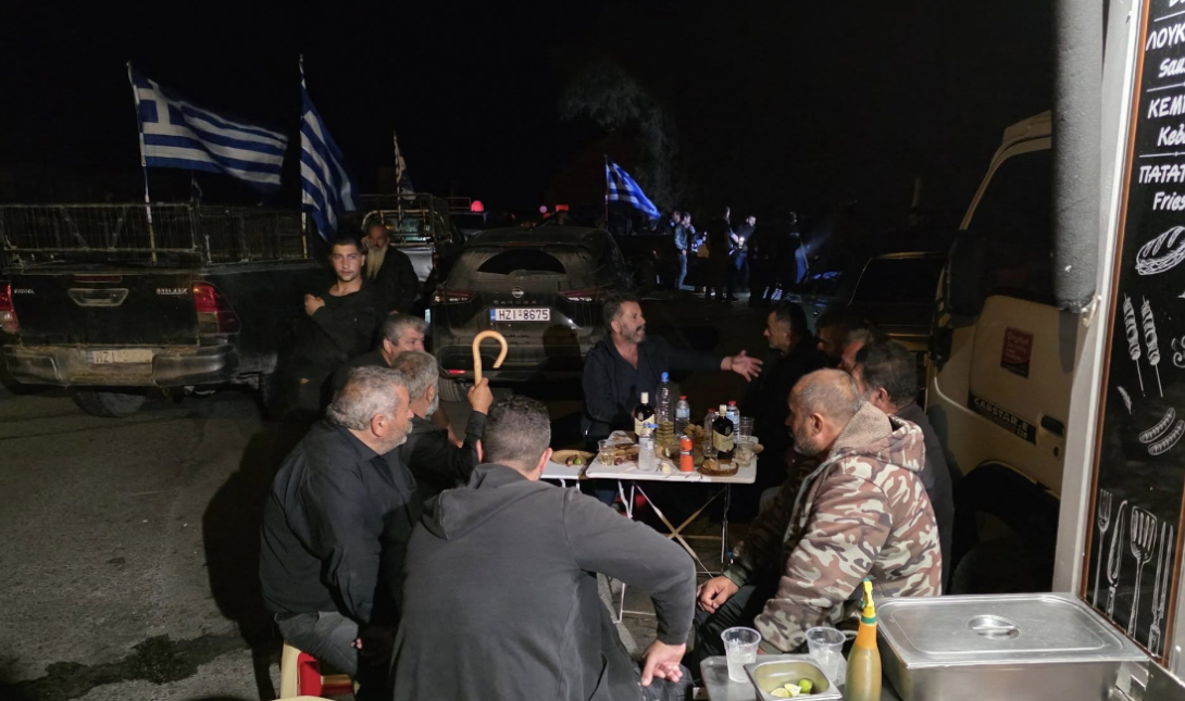 Ηράκλειο: Στα μπλόκα πέρασαν τη νύχτα οι αγρότες – Πότε θα ξανακλείσει ο ΒΟΑΚ; – Δείτε βίντεο