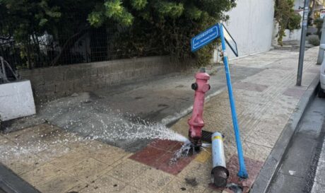 Κρουνός τροχαίο πεζοδρόμιο Παπαναστασίου Παρασκευοπούλου