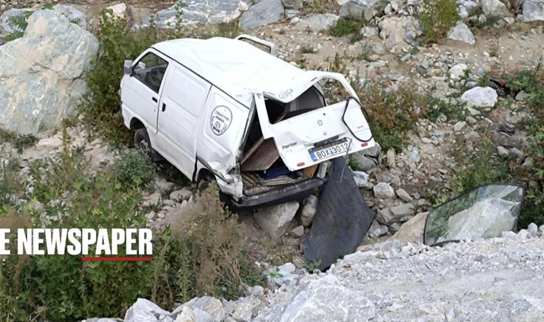 Τροχαίο σοκ στον Βόλο: Βανάκι κατέληξε σε χείμαρρο μετά από σύγκρουση με Ι.Χ. – Δείτε εικόνες