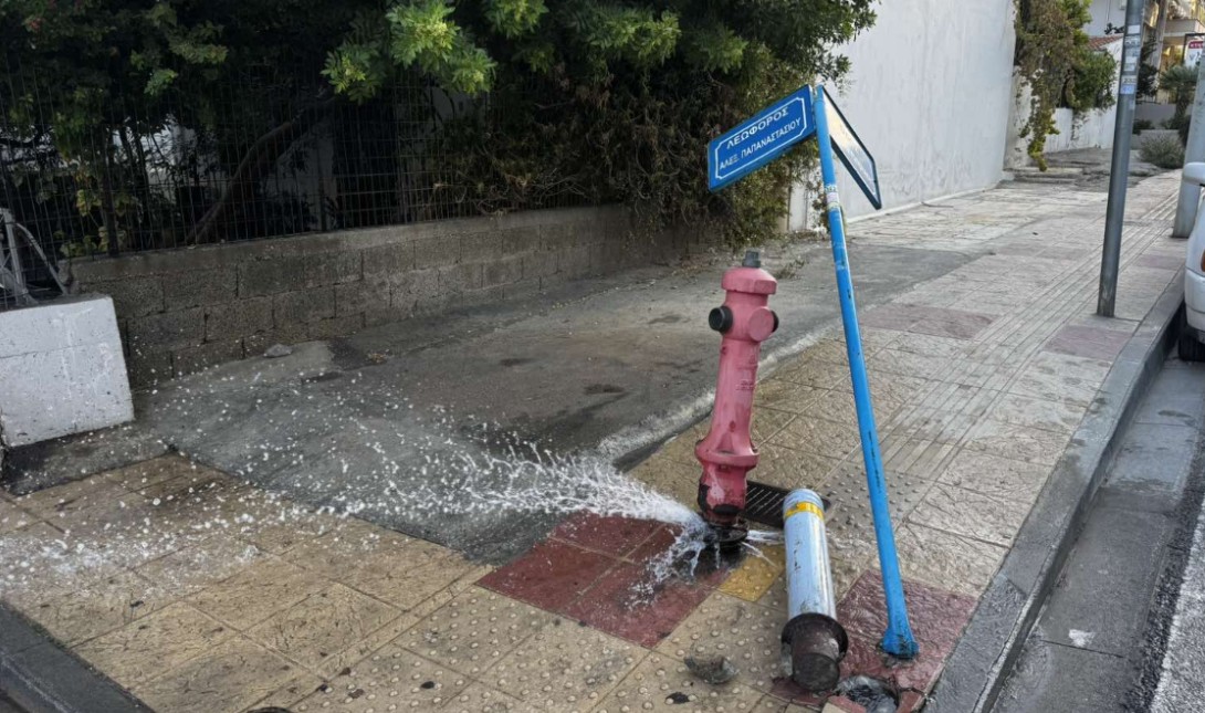 Κρουνός τροχαίο πεζοδρόμιο Παπαναστασίου Παρασκευοπούλου
