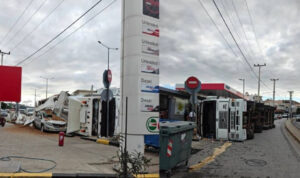 Τροχαίο σοκ στη Βάρη: Φορτηγό τούμπαρε και έπεσε πάνω σε αυτοκίνητο – Δείτε εικόνες και βίντεο