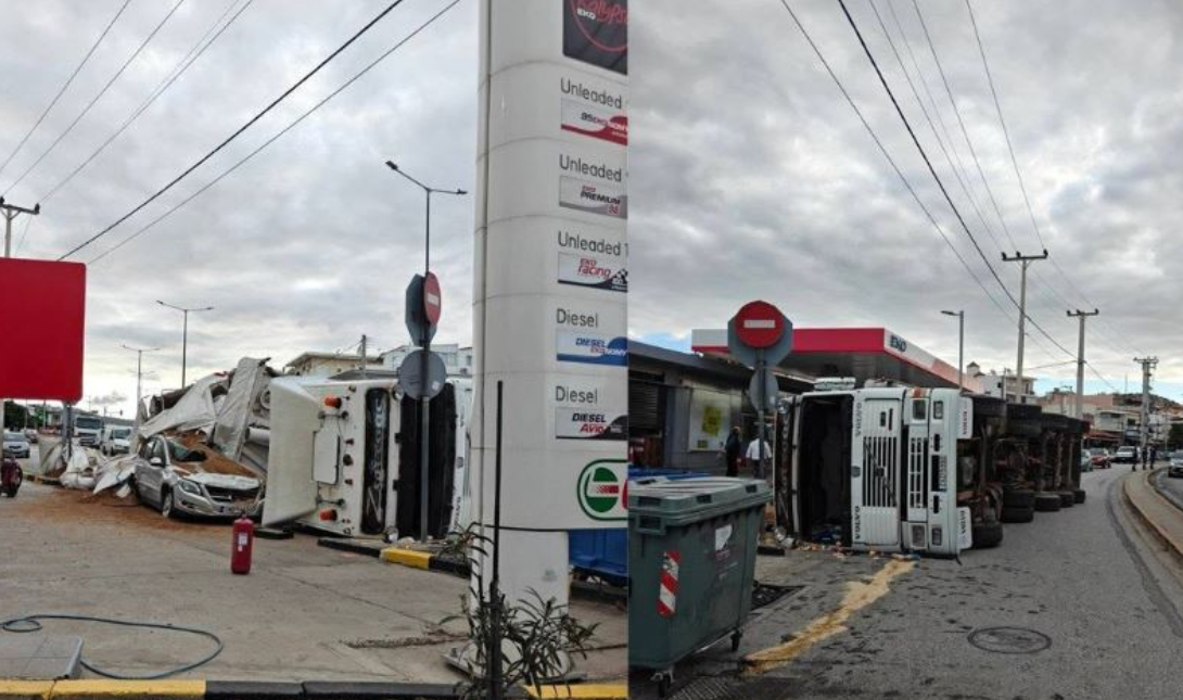 Τροχαίο σοκ στη Βάρη: Φορτηγό τούμπαρε και έπεσε πάνω σε αυτοκίνητο – Δείτε εικόνες