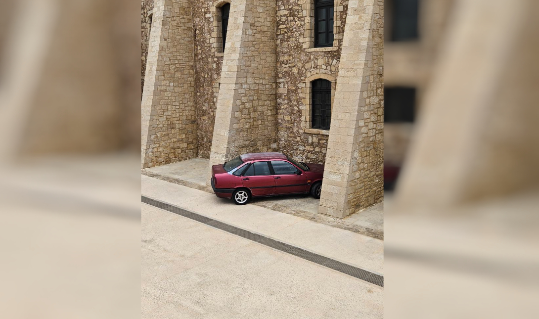 Μόνο στο Ηράκλειο: Δεν βρήκε… που να παρκάρει και το άφησε μέσα στον… Άγιο Πέτρο!