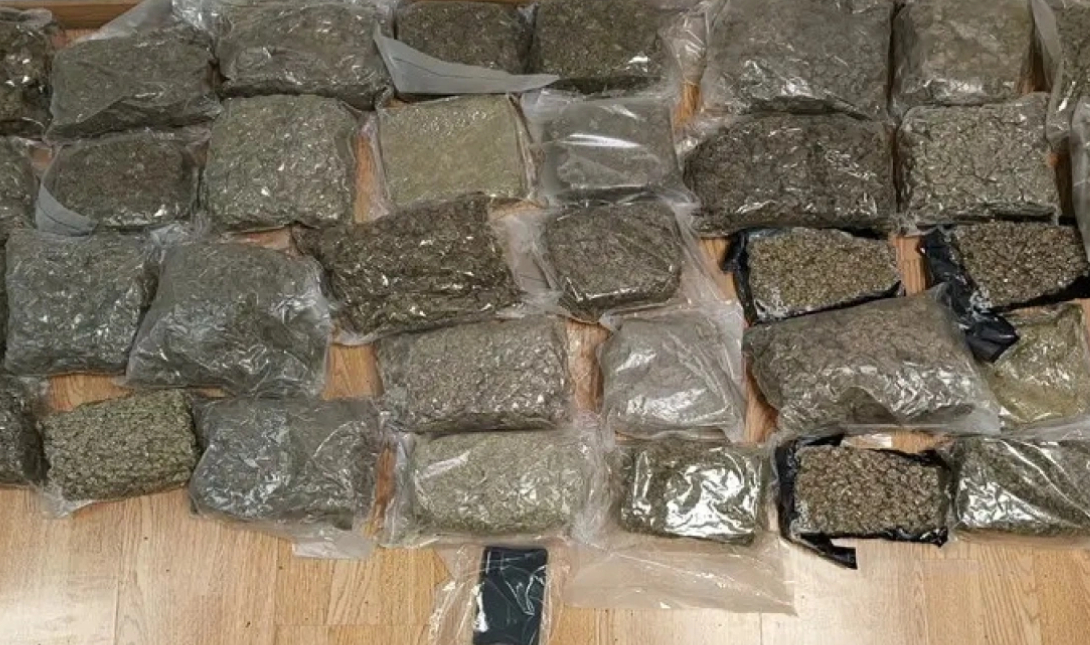 Έκρυψε 19 κιλά χασίς σε βαλίτσα και προσπάθησε να τα περάσει από το «Ελ. Βενιζέλος» – Δείτε φωτογραφίες