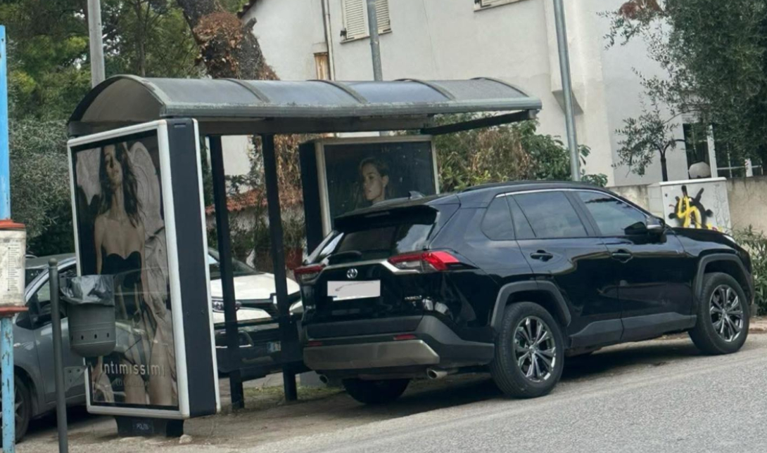 Το είδαμε και αυτό: Πάρκαρε μέσα στη στάση του λεωφορείου!