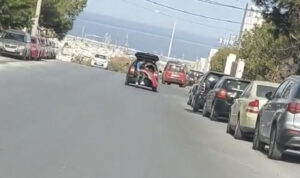 «Άνθρωπε μου δε φοβάσαι;» – Δε χωρούσε στο αυτοκίνητο… και κάθισε στο πορτμπαγκάζ