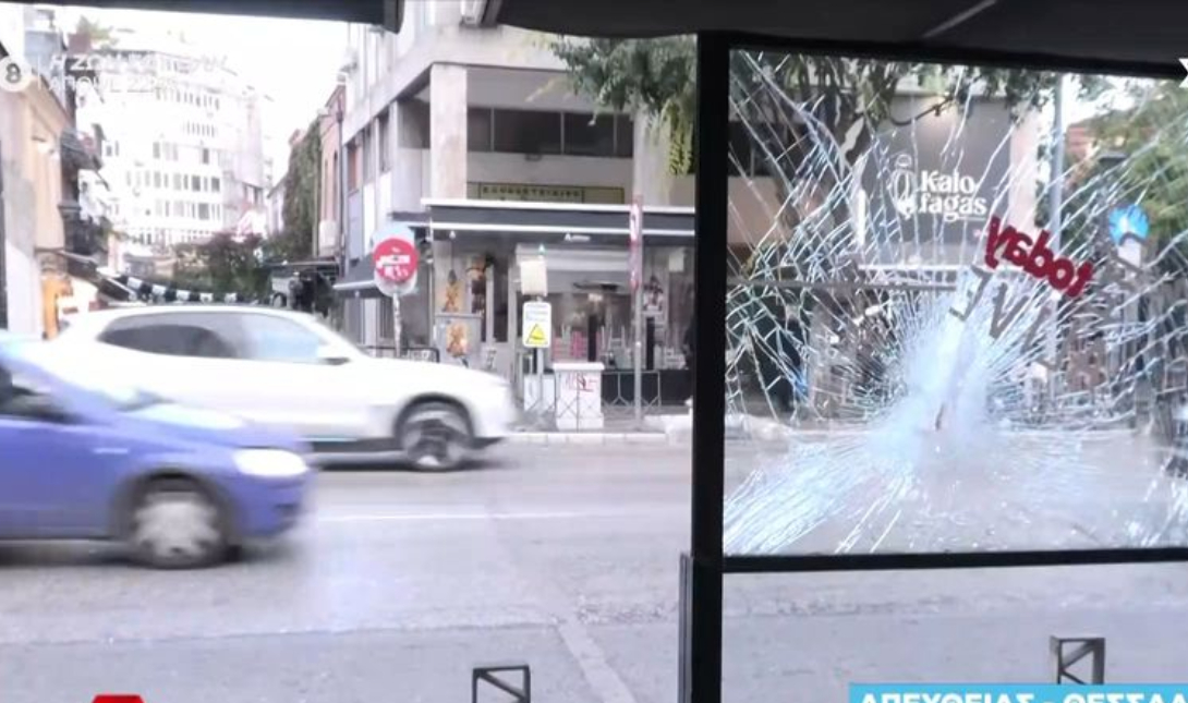 Τρόμος στα Λαδάδικα: Άνδρας σε αμόκ πετούσε καρέκλες και έσπαγε τζαμαρίες (βίντεο)