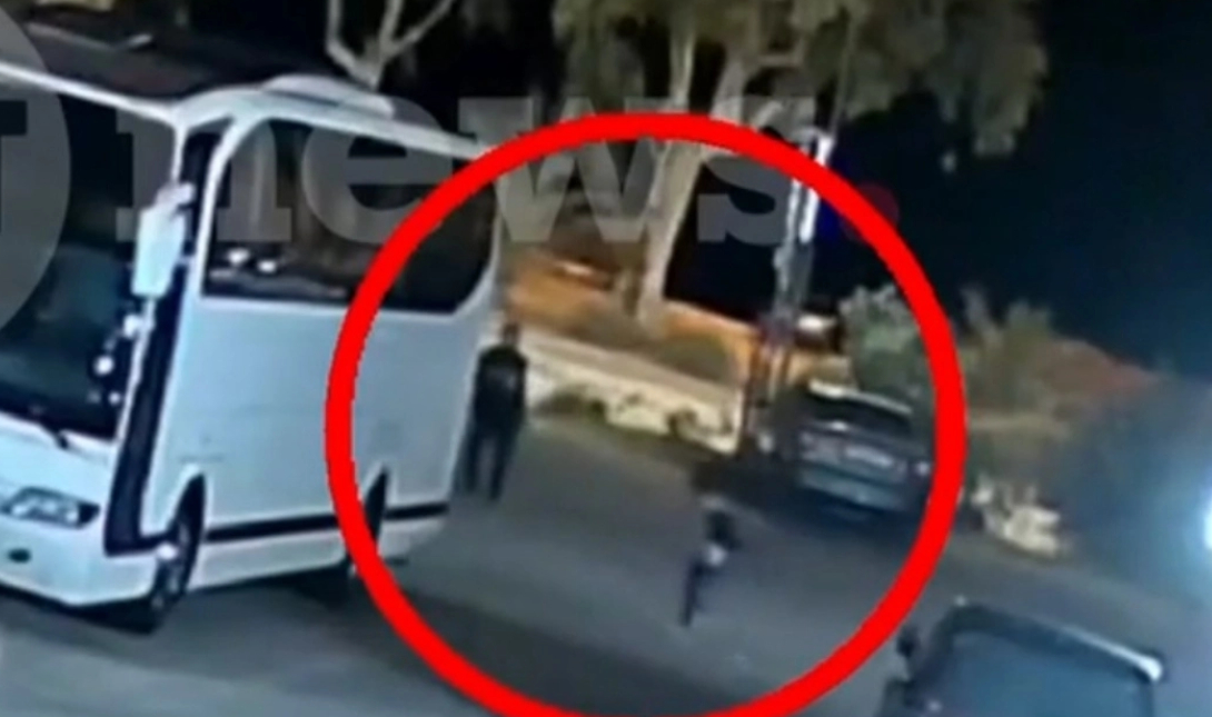 Βίντεο σοκ από τη δολοφονία της Γαρυφαλλιάς στην Πάτρα – Η στιγμή που ο 50χρονος τη χτυπά, σωριάζοντάς τη στο έδαφος