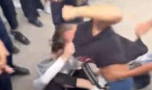 Άγριο ξύλο σε σχολείο για τα μάτια ενός αγοριού – Συνελήφθησαν δύο μαθήτριες και οι γονείς τους – Δείτε βίντεο
