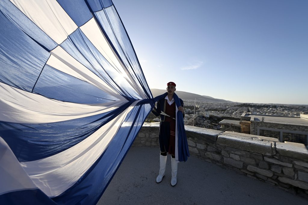 Έπαρση της σημαίας στην Ακρόπολη (Βίντεο)