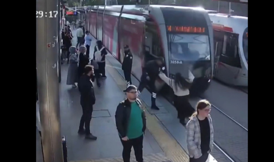 Τουρκία: Φύλακας σώζει κοπέλα δευτερόλεπτα πριν την χτυπήσει το τραμ – Δείτε βίντεο