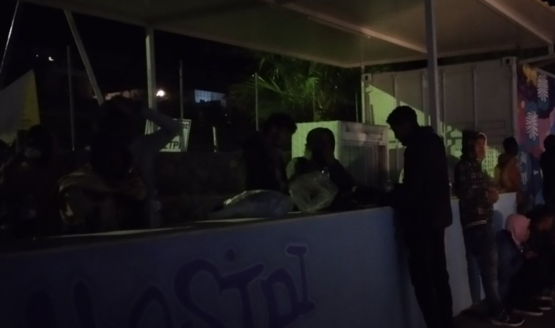 Κρήτη: Νυχτερινή άφιξη μεταναστών στο Καστρί – Ανάμεσά τους και 8 ανήλικοι (φωτογραφίες)