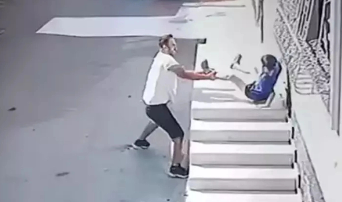 Βίντεο σοκ από την Τουρκία: Άνδρας κυνηγάει παιδάκι, το χτυπάει και το πετάει στο έδαφος από ύψος
