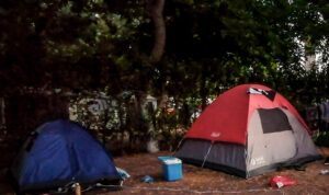 Διπλό φονικό στη Φοινικούντα: Καλάσνικοφ και 500.000 ευρώ βρέθηκαν σε σπίτι συγγενούς συλληφθέντα