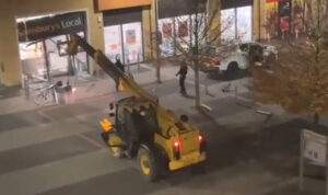 Βρετανία: «Σήκωσαν» ΑΤΜ με εκσκαφέα, το φόρτωσαν σε φορτηγό και έγιναν καπνός – Δείτε το βίντεο