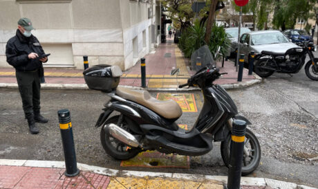 Παράνομη στάθμευση ΑμεΑ ράμπα