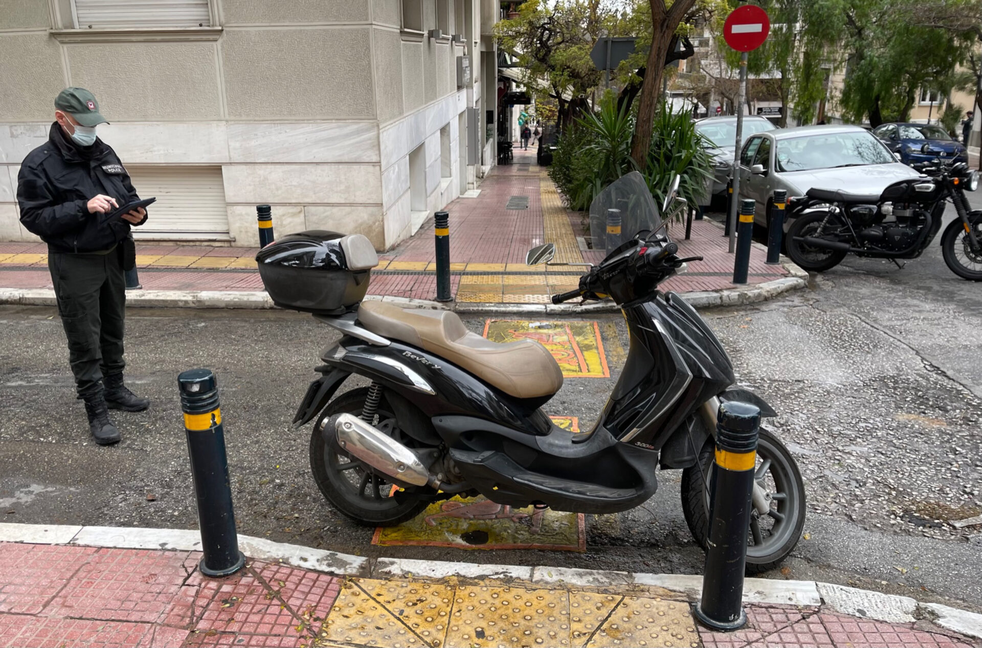 Παράνομη στάθμευση ΑμεΑ ράμπα