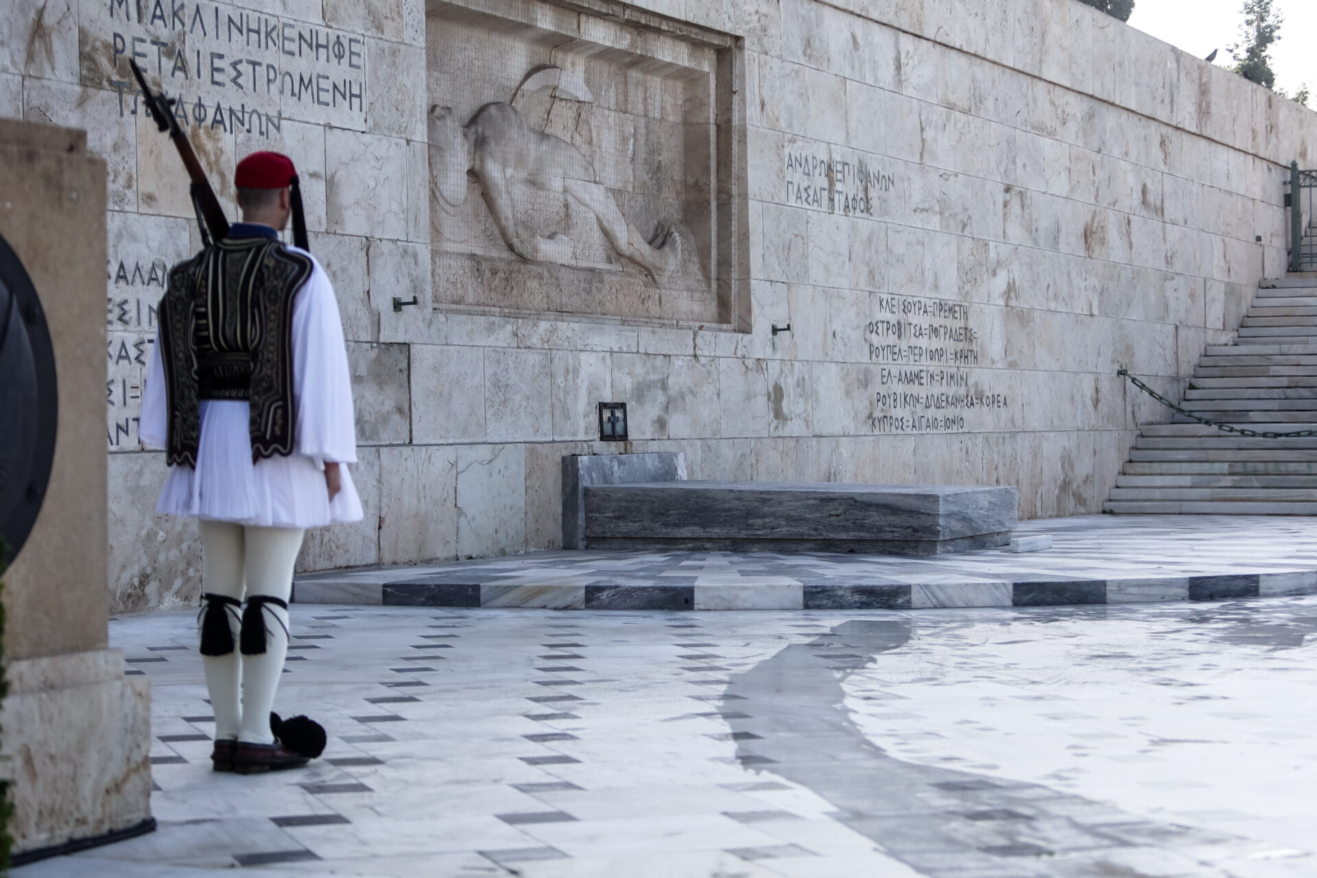 Μάχη για το Μνημείο του Αγνώστου Στρατιώτη – «Πάσα» ευθύνης στον Δένδια, σιωπηλή αντίδραση από ΠτΔ