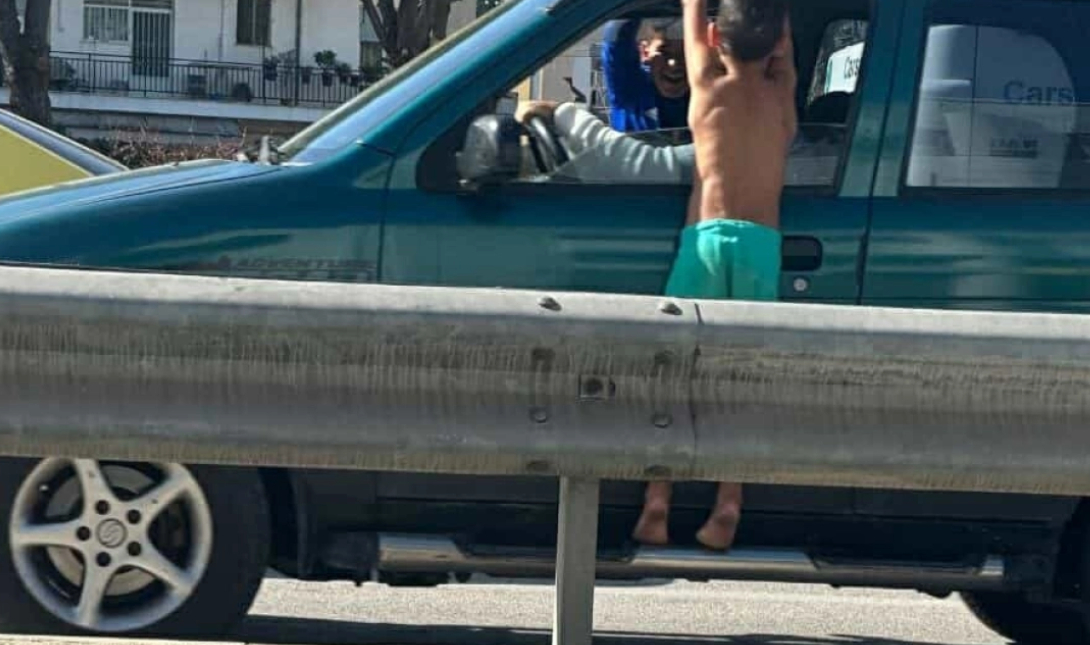 Εικόνες σοκ στην Πάτρα: Παιδάκια κρεμιούνται από εν κινήσει αυτοκίνητα