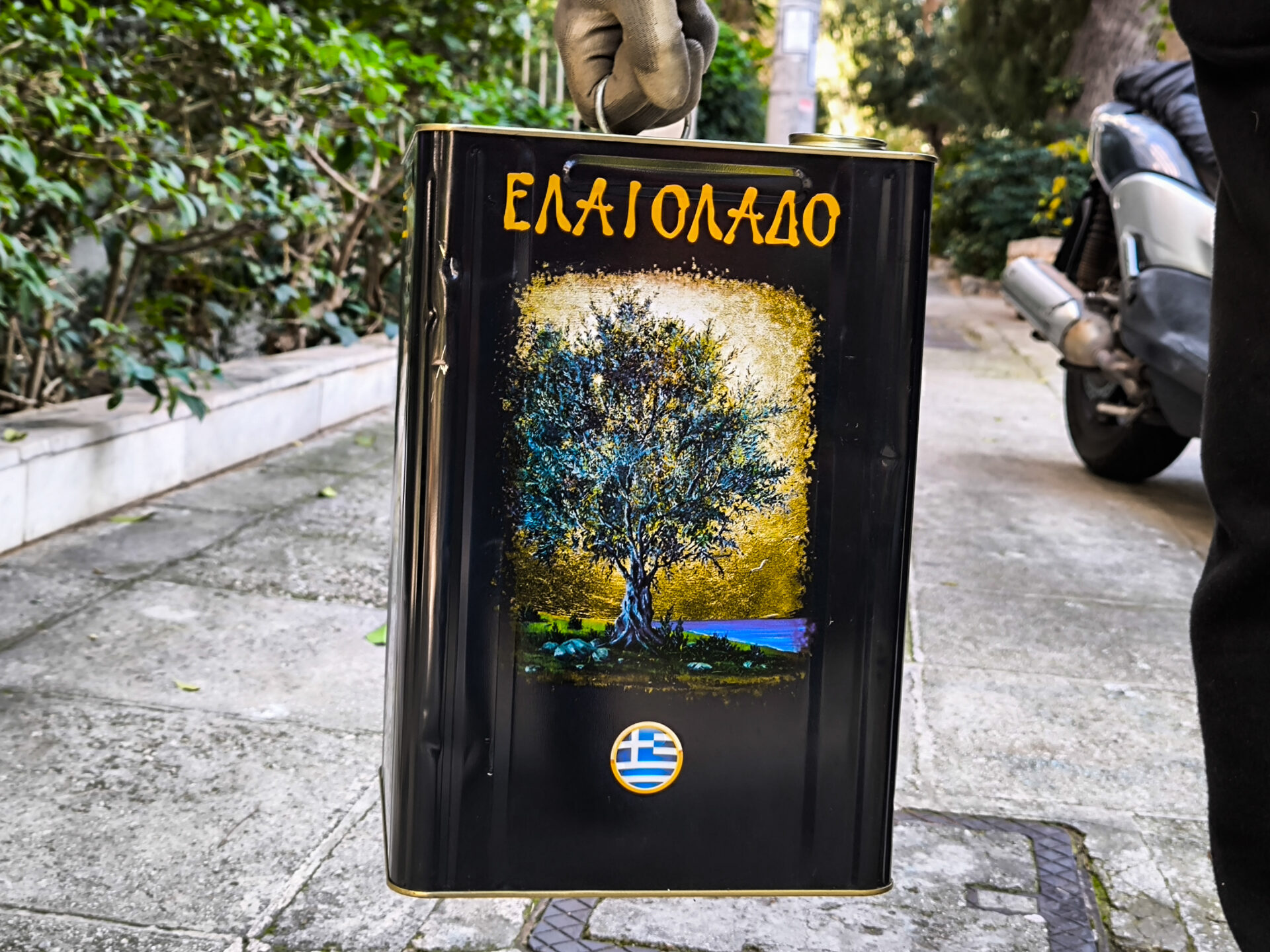 Τενεκές με ελαιόλαδο