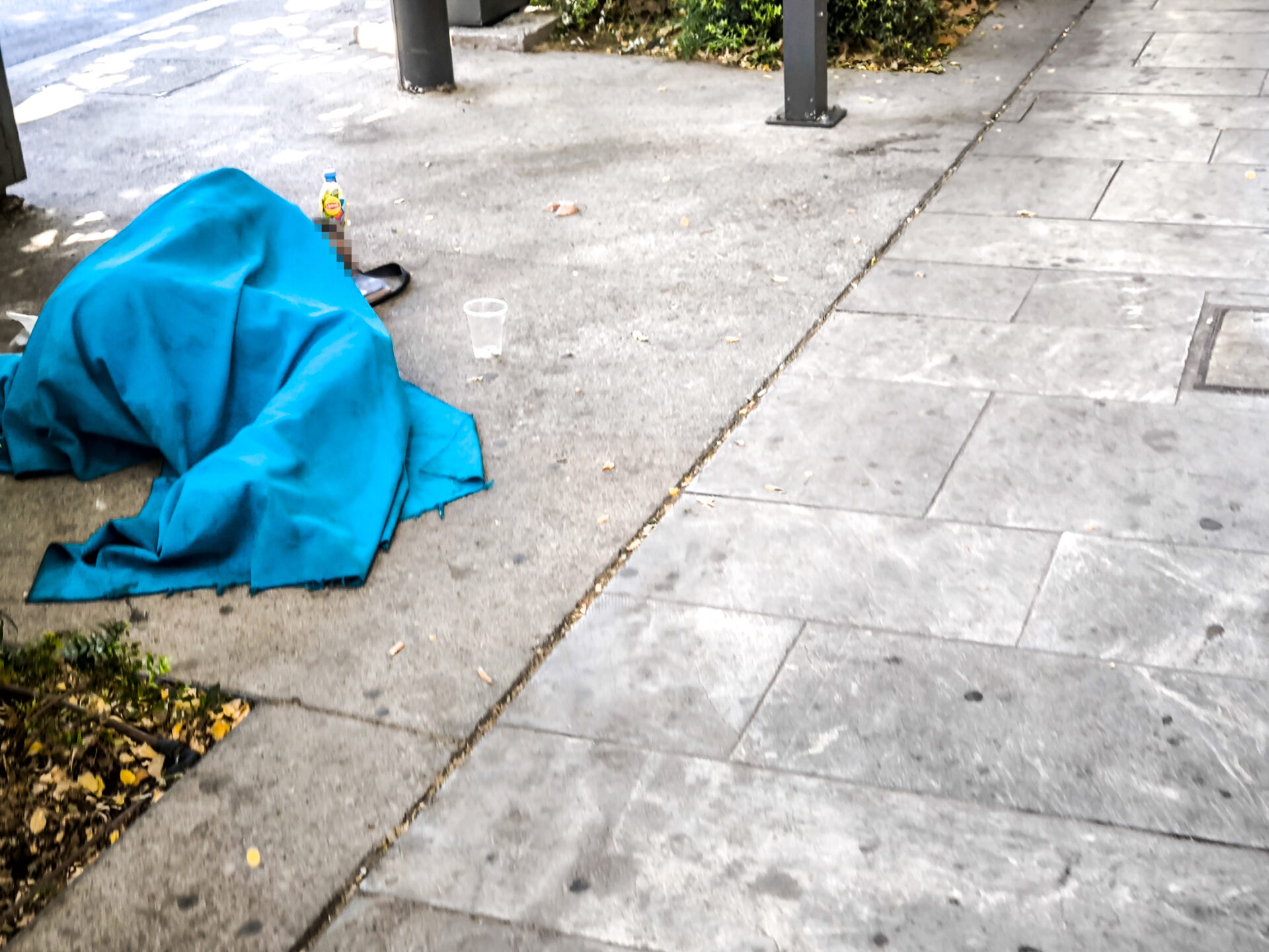 Μάχη για τη ζωή της δίνει η 70χρονη που δέχτηκε επίθεση από άστεγο – Συνέχισε να τη χτυπά με πέτρα ακόμη και όταν είχε λιποθυμήσει