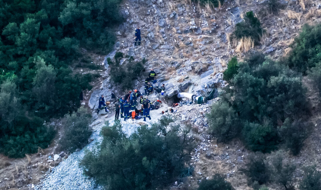 ΕΠΙΧΕΙΡΗΣΗ ΑΠΕΓΚΛΩΒΙΣΜΟΥ ΚΑΙ ΔΙΑΣΩΣΗΣ ΤΗΣ ΕΜΑΚ ΓΙΑ ΜΕΛΟΣ ΟΜΑΔΑΣ ΠΟΥ ΕΓΚΛΩΒΙΣΤΗΚΕ ΨΑΧΝΟΝΤΑΣ ΓΙΑ ΛΙΡΕΣ ΣΕ ΣΠΗΛΙΑ ΣΤΗ ΠΕΡΙΟΧΗ ΓΟΝΩΝ ΣΤΗ ΛΑΡΙΣΑ