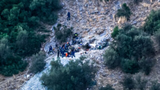 ΕΠΙΧΕΙΡΗΣΗ ΑΠΕΓΚΛΩΒΙΣΜΟΥ ΚΑΙ ΔΙΑΣΩΣΗΣ ΤΗΣ ΕΜΑΚ ΓΙΑ ΜΕΛΟΣ ΟΜΑΔΑΣ ΠΟΥ ΕΓΚΛΩΒΙΣΤΗΚΕ ΨΑΧΝΟΝΤΑΣ ΓΙΑ ΛΙΡΕΣ ΣΕ ΣΠΗΛΙΑ ΣΤΗ ΠΕΡΙΟΧΗ ΓΟΝΩΝ ΣΤΗ ΛΑΡΙΣΑ