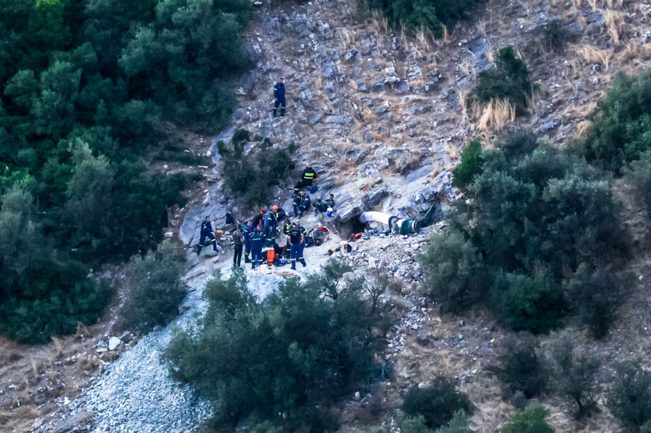 ΕΠΙΧΕΙΡΗΣΗ ΑΠΕΓΚΛΩΒΙΣΜΟΥ ΚΑΙ ΔΙΑΣΩΣΗΣ ΤΗΣ ΕΜΑΚ ΓΙΑ ΜΕΛΟΣ ΟΜΑΔΑΣ ΠΟΥ ΕΓΚΛΩΒΙΣΤΗΚΕ ΨΑΧΝΟΝΤΑΣ ΓΙΑ ΛΙΡΕΣ ΣΕ ΣΠΗΛΙΑ ΣΤΗ ΠΕΡΙΟΧΗ ΓΟΝΩΝ ΣΤΗ ΛΑΡΙΣΑ