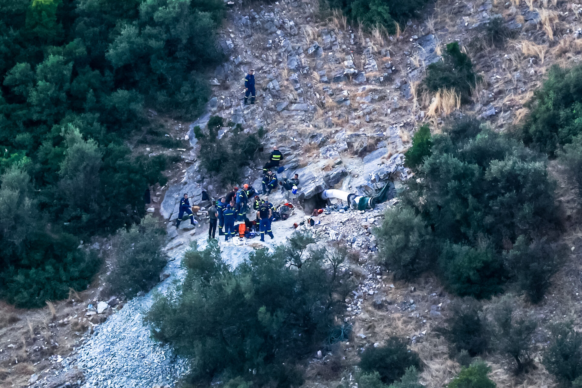 ΕΠΙΧΕΙΡΗΣΗ ΑΠΕΓΚΛΩΒΙΣΜΟΥ ΚΑΙ ΔΙΑΣΩΣΗΣ ΤΗΣ ΕΜΑΚ ΓΙΑ ΜΕΛΟΣ ΟΜΑΔΑΣ ΠΟΥ ΕΓΚΛΩΒΙΣΤΗΚΕ ΨΑΧΝΟΝΤΑΣ ΓΙΑ ΛΙΡΕΣ ΣΕ ΣΠΗΛΙΑ ΣΤΗ ΠΕΡΙΟΧΗ ΓΟΝΩΝ ΣΤΗ ΛΑΡΙΣΑ
