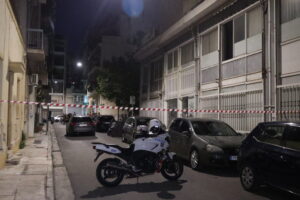 Θρίλερ στον Άγιο Παντελεήμονα: Τον βρήκε νεκρό μέσα σε μία λίμνη αίματος η μητέρα του (βίντεο)