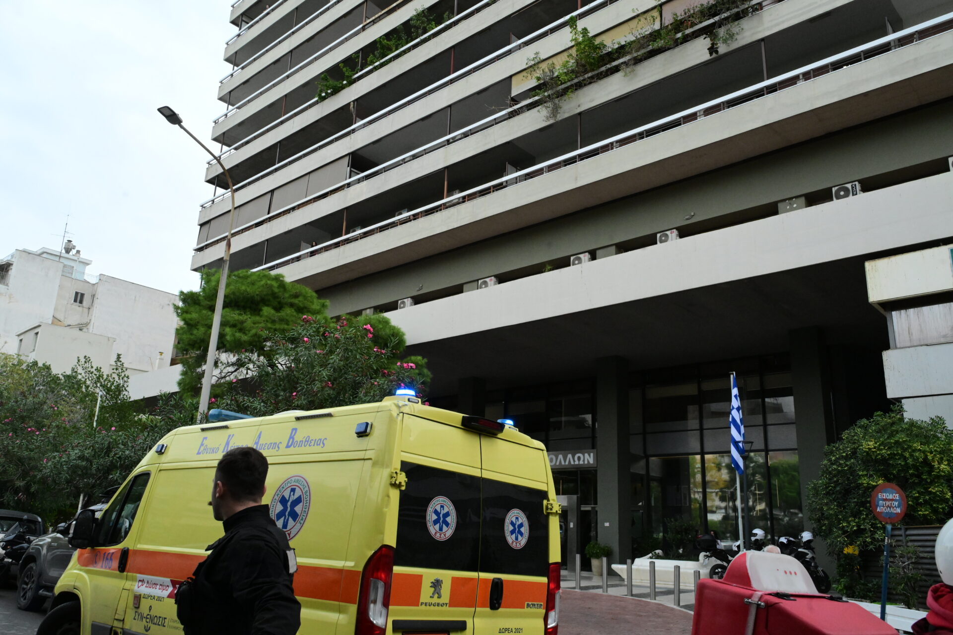 Αυτοκτονία μυστήριο στους Αμπελοκήπους: Περίμενε το δεύτερο παιδί του ο 44χρονος που έκανε βουτιά θανάτου από τον πύργο «Απόλλων»