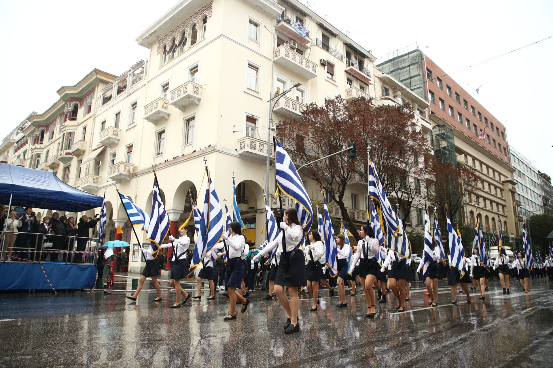 28η Οκτωβρίου: Με ομπρέλες η μαθητική παρέλαση στη Θεσσαλονίκη – Δείτε εικόνες
