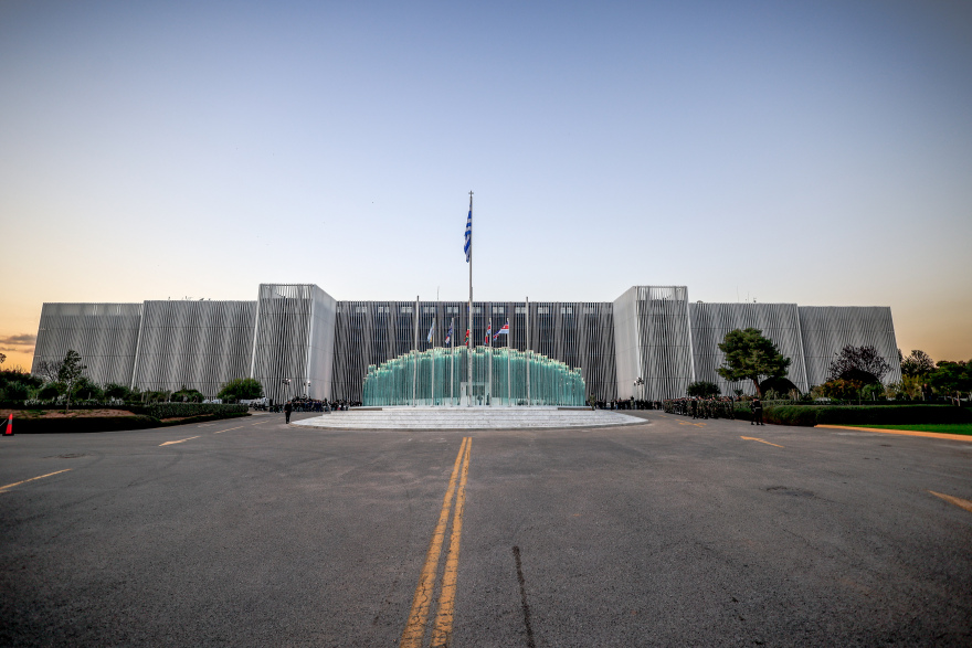 Νέα εποχή για το Υπουργείο Εθνικής Άμυνας: Δείτε live τα αποκαλυπτήρια της νέας βιοκλιματικής όψης του κτιρίου