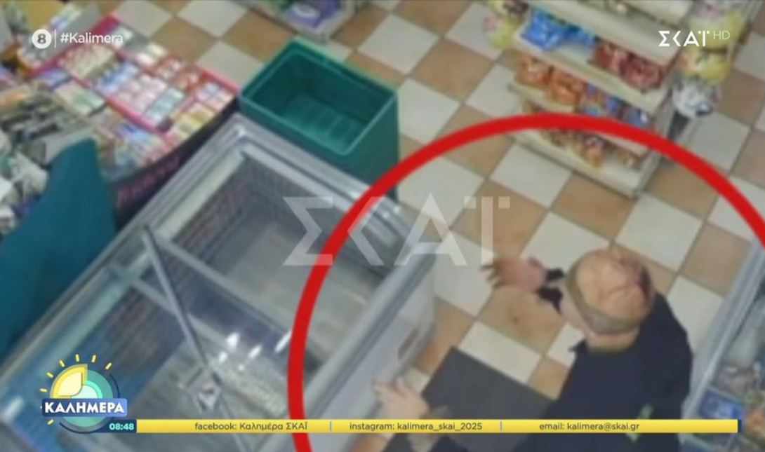 Άγριο έγκλημα στον Άγιο Παντελεήμονα: Η στιγμή που ο 47χρονος μπαίνει αιμόφυρτος και δεμένος στο σούπερ μάρκετ – Δείτε βίντεο