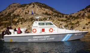 Συναγερμός στο Λιμενικό: Αγνοείται ψαράς που γλίστρησε και έπεσε στο νερό από τη βάρκα του