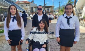 Βοιωτία: Συγκίνησε στην παρέλαση η μικρή Αλεξία που πυροβολήθηκε στο κεφάλι πριν από 6 χρόνια (φωτογραφίες)