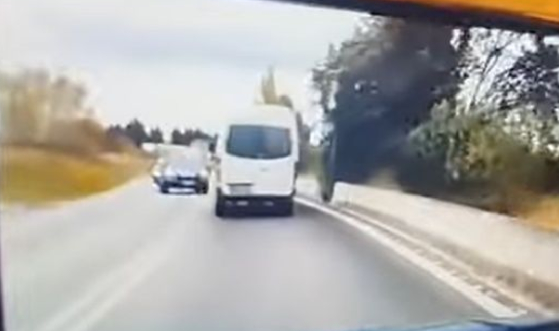 Βίντεο σοκ: Ι.Χ. μπαίνει στο αντίθετο ρεύμα και συγκρούεται με βανάκι